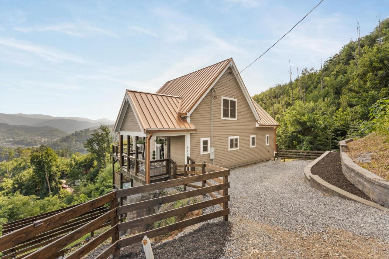 Mountain Retreat Near Downtown with Hot Tub & Views - B&B Gatlinburg