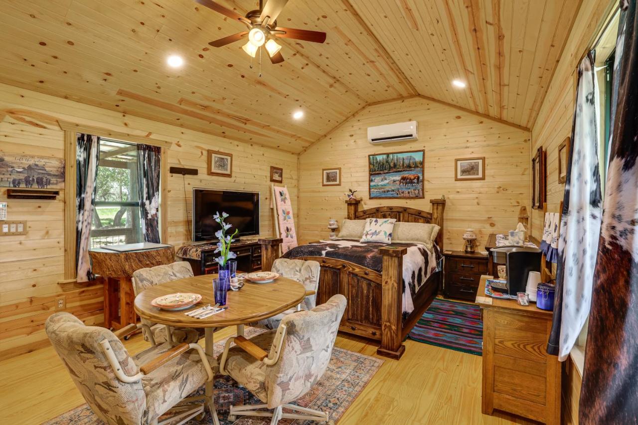 Romantic Wine Country Cabin Near Fredericksburg - Bed and Breakfast Harper