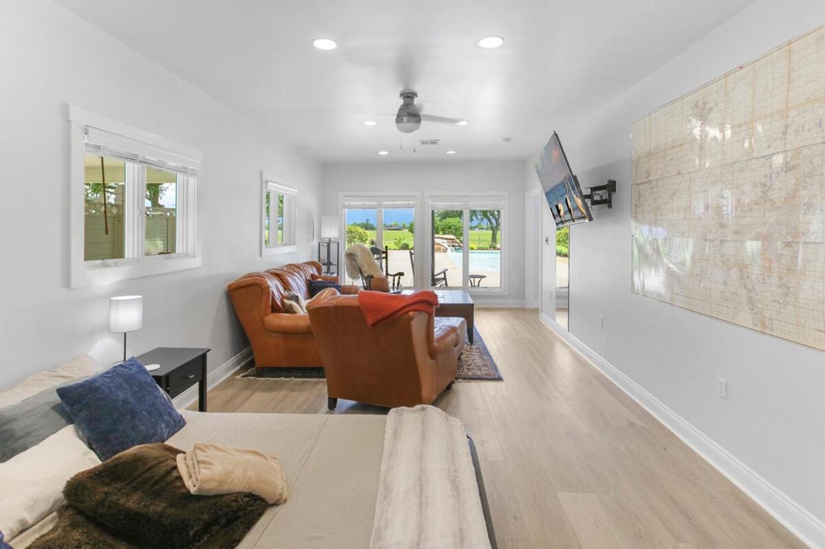 Private Luxury Pool House Retreat - Bed and Breakfast Lake Charles