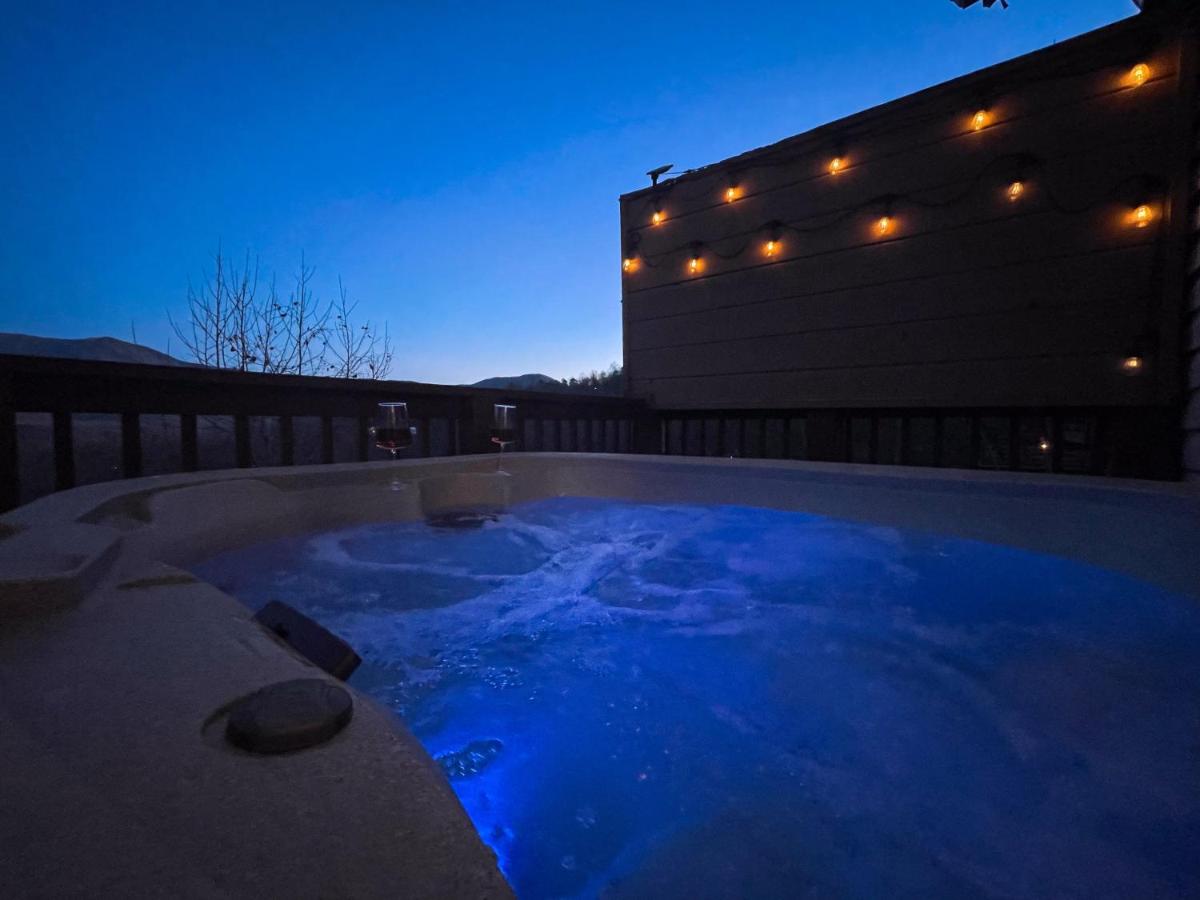 Heavenly View - Bear Themed Cabin, HotTub, Dog-Friendly, Near Gatlinburg - Chambres d'hôtes Gatlinburg