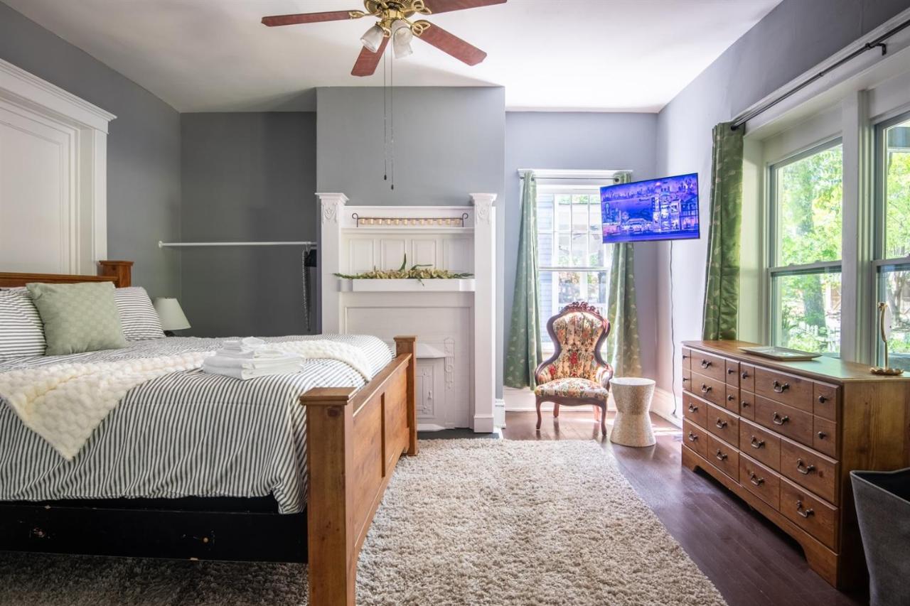 Magnolia Middle Suite Queen BedsCouplesDowntown - B&B Birmingham