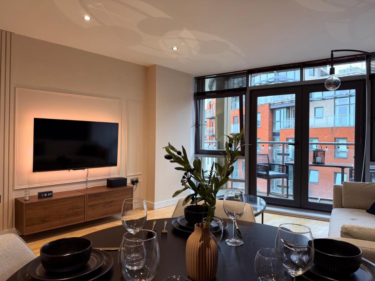 Central Leeds Two Bed Two Bath City View with Balcony - B&B Leeds