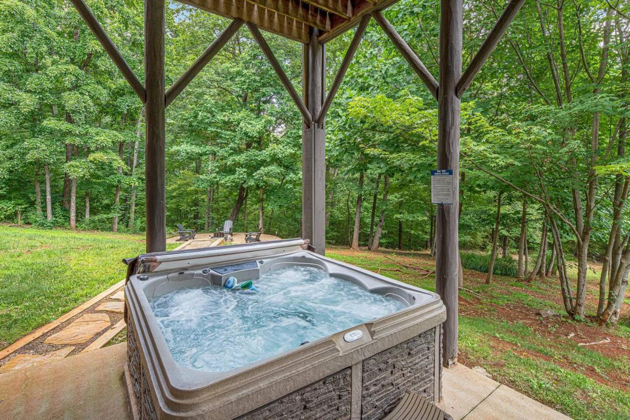 Tatanka at LakeLure Rumbling Bald Hot Tub Fire Pit - Chambres d'hôtes Lake Lure