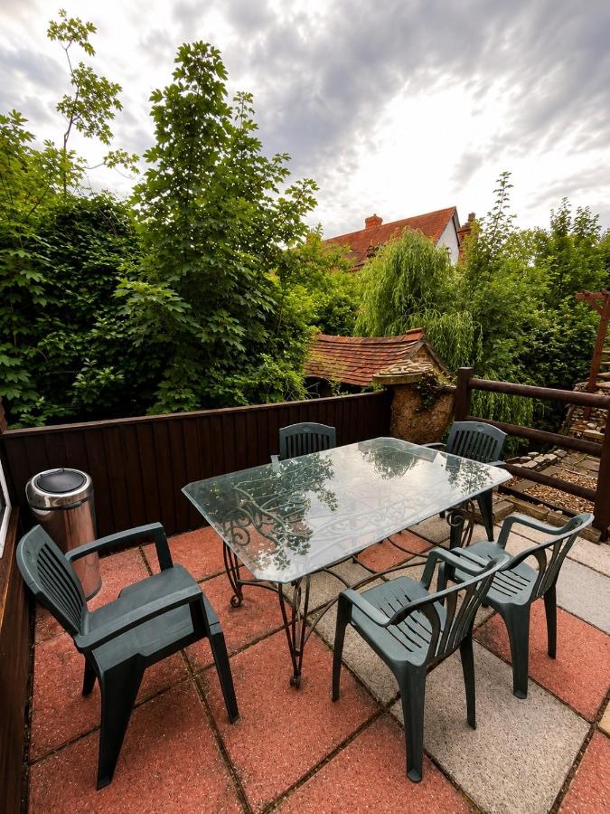 Spacious 3-Bedroom Home Near Heathrow Airport With Parking and Garden - B&B Staines