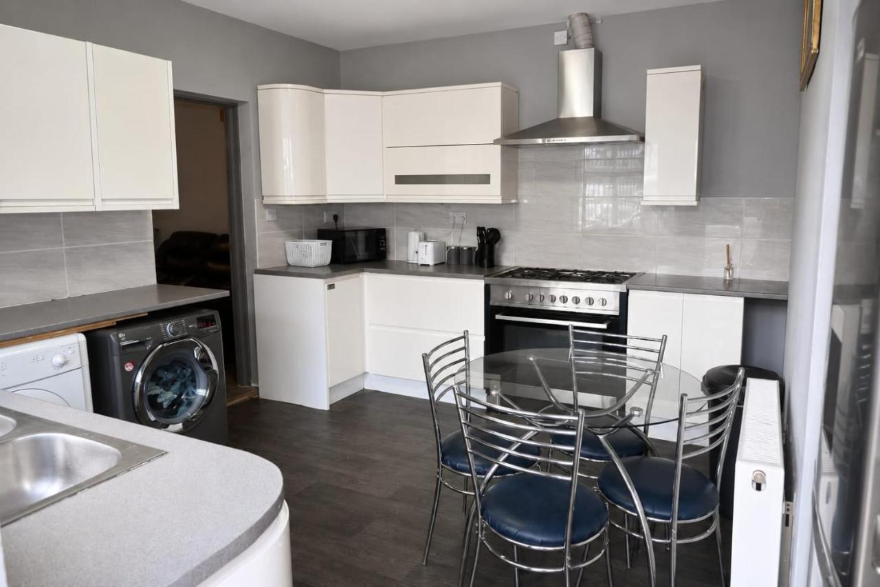 Comfort Plus Double Room with Fast Wi-Fi & Workspace - Chambres d'hôtes Wolverhampton
