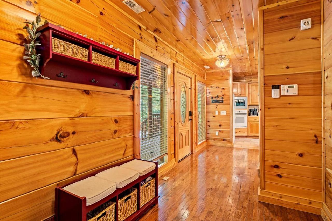 Secluded Cabin - Hot Tub, Wi-Fi, Arcade, King BRs - Bed and Breakfast Sevierville