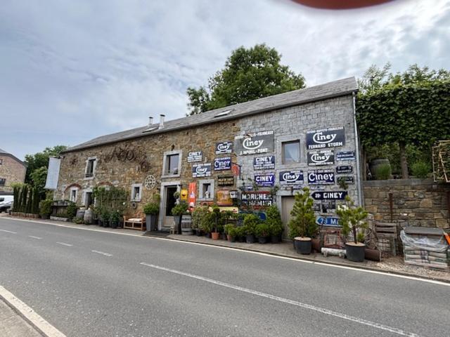 Gîte de Corbion une envie d'Ailleurs 6personnes et le Pt Bonheur 2 personnes - Bed and Breakfast Leignon