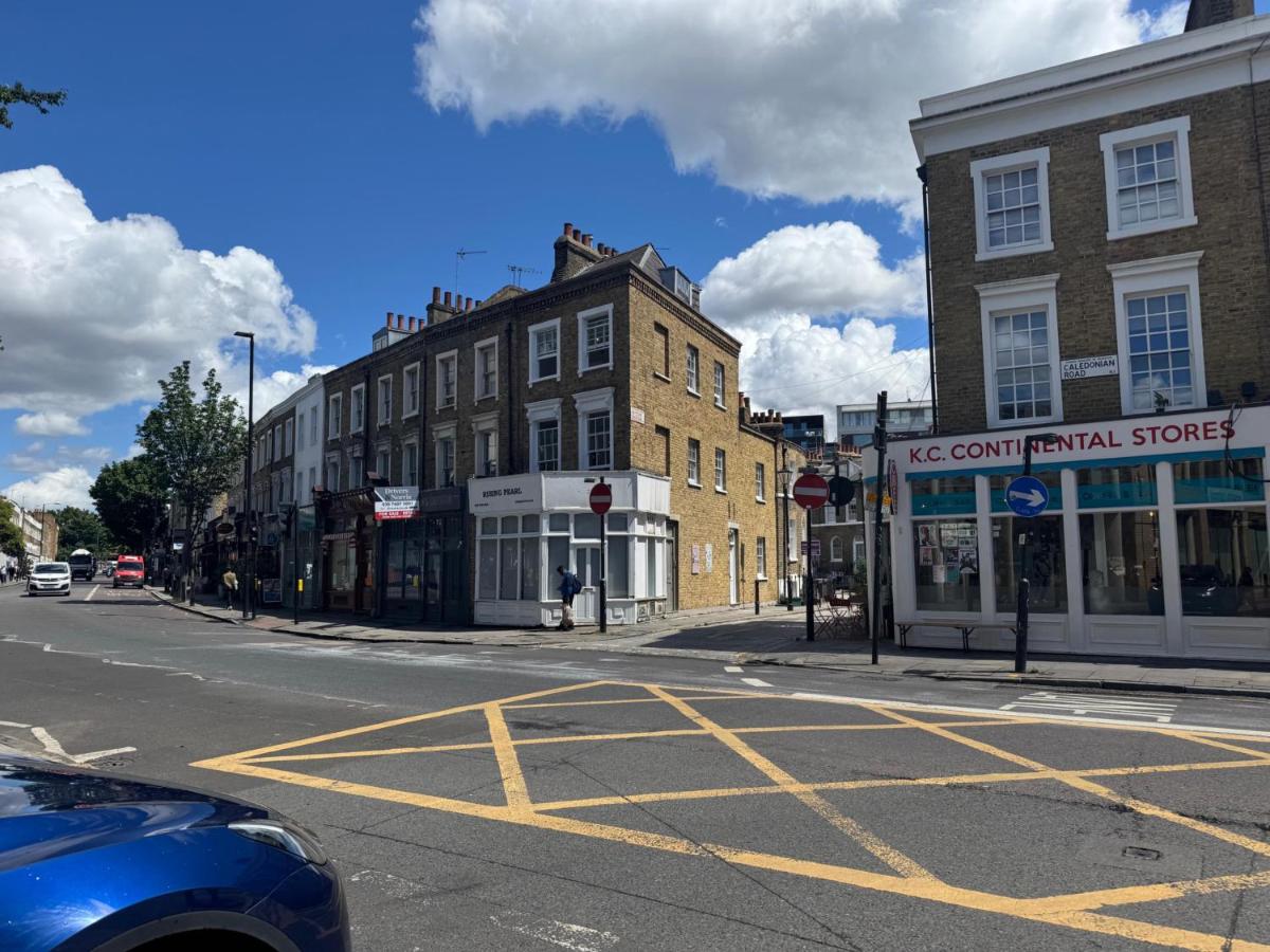 Two-Bedroom Flat Sleeps 8 - B&B London