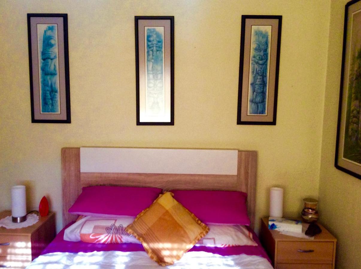 Habitación con cama grande y baño privado