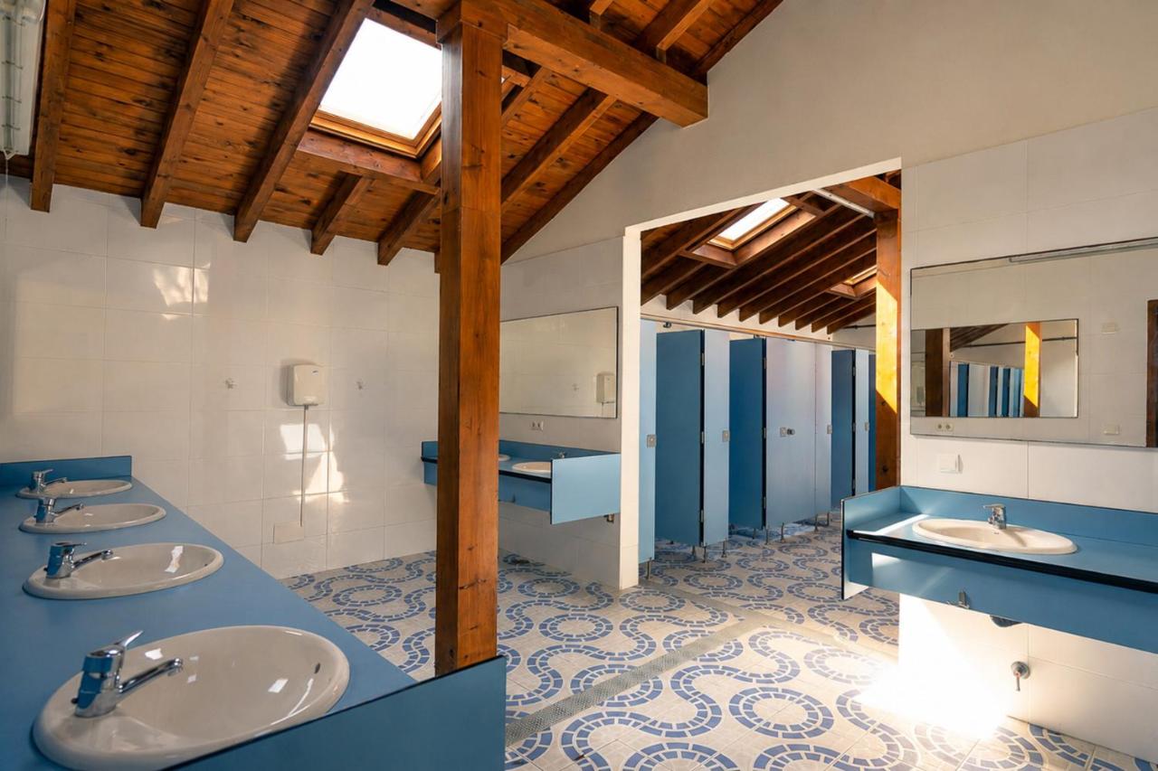 A row of blue counters with white sinks stands at pet-friendly Kampaoh Las Arenas in Pechon.