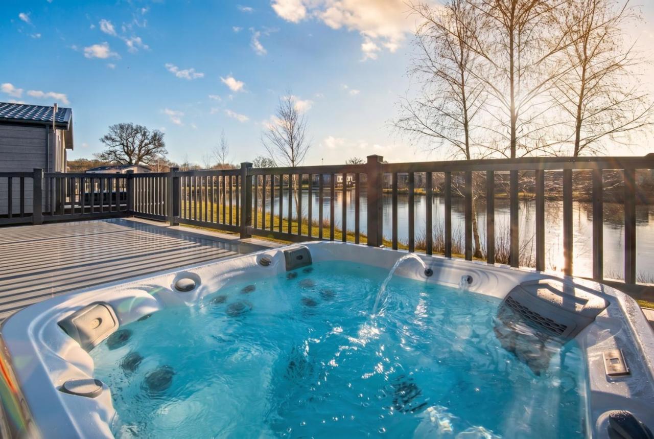 Kingfisher Lodge - Lakeside Lodge, Hot Tub, Woodhall Spa - B&B Woodhall Spa