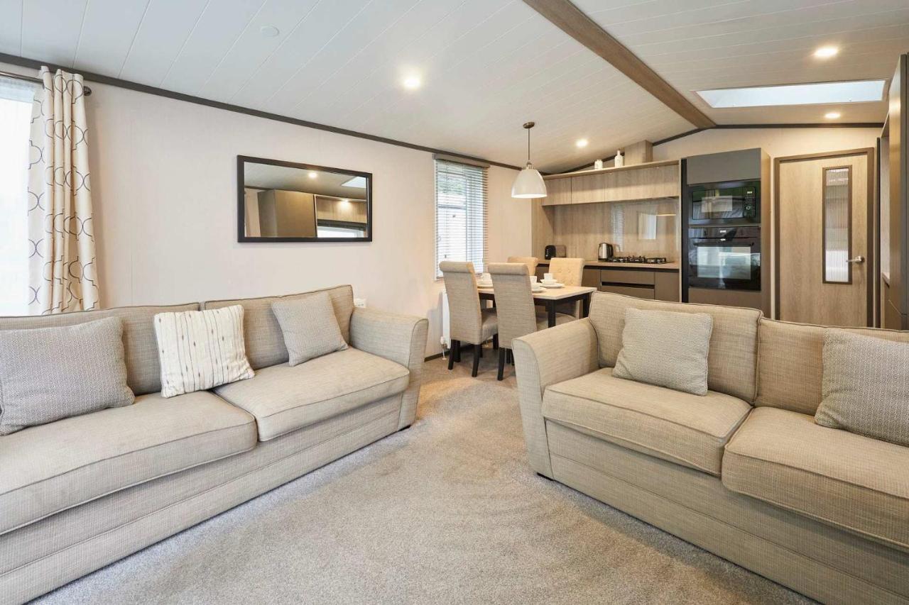 Falconers Lodge with Hot Tub - Chambres d'hôtes Allerthorpe