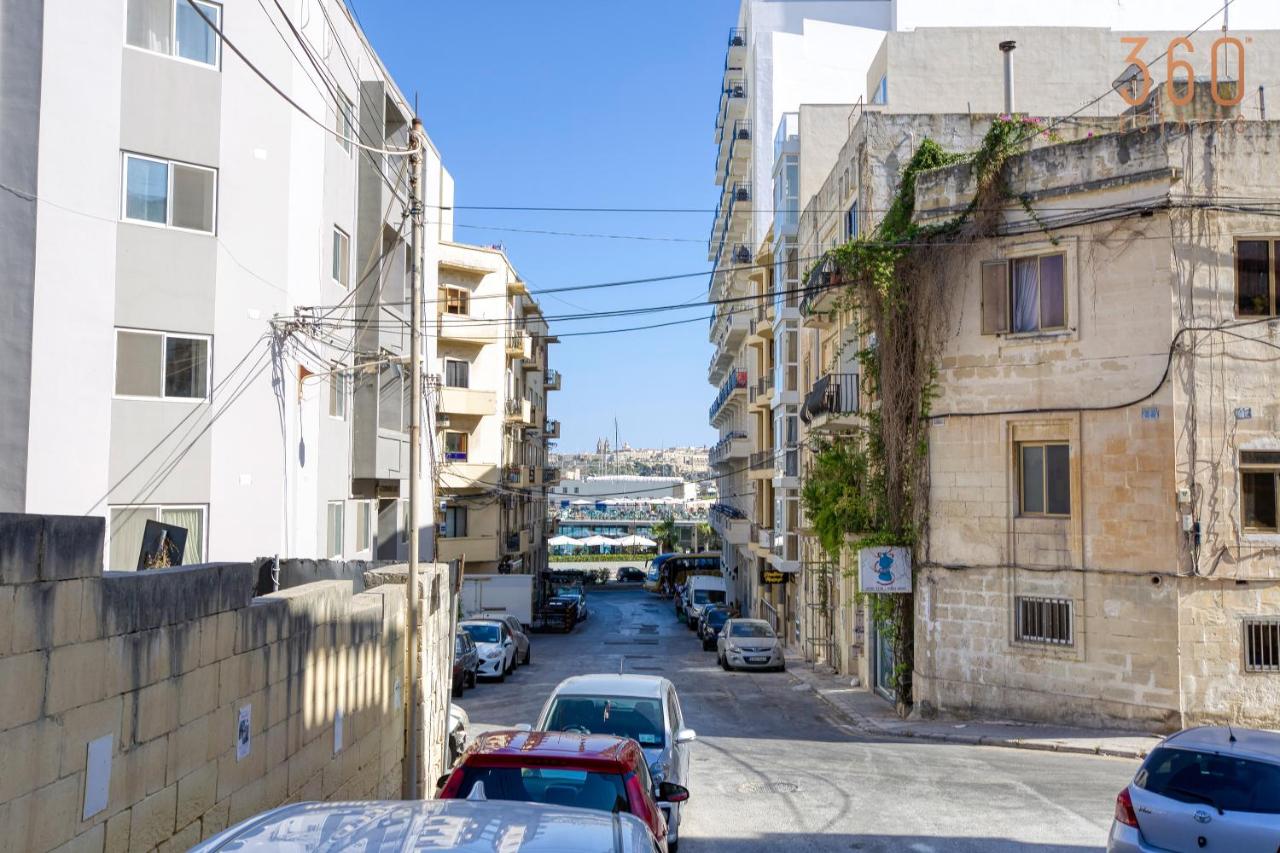 Central Sliema 3BR home with Terrace Steps from the Sea - B&B Sliema