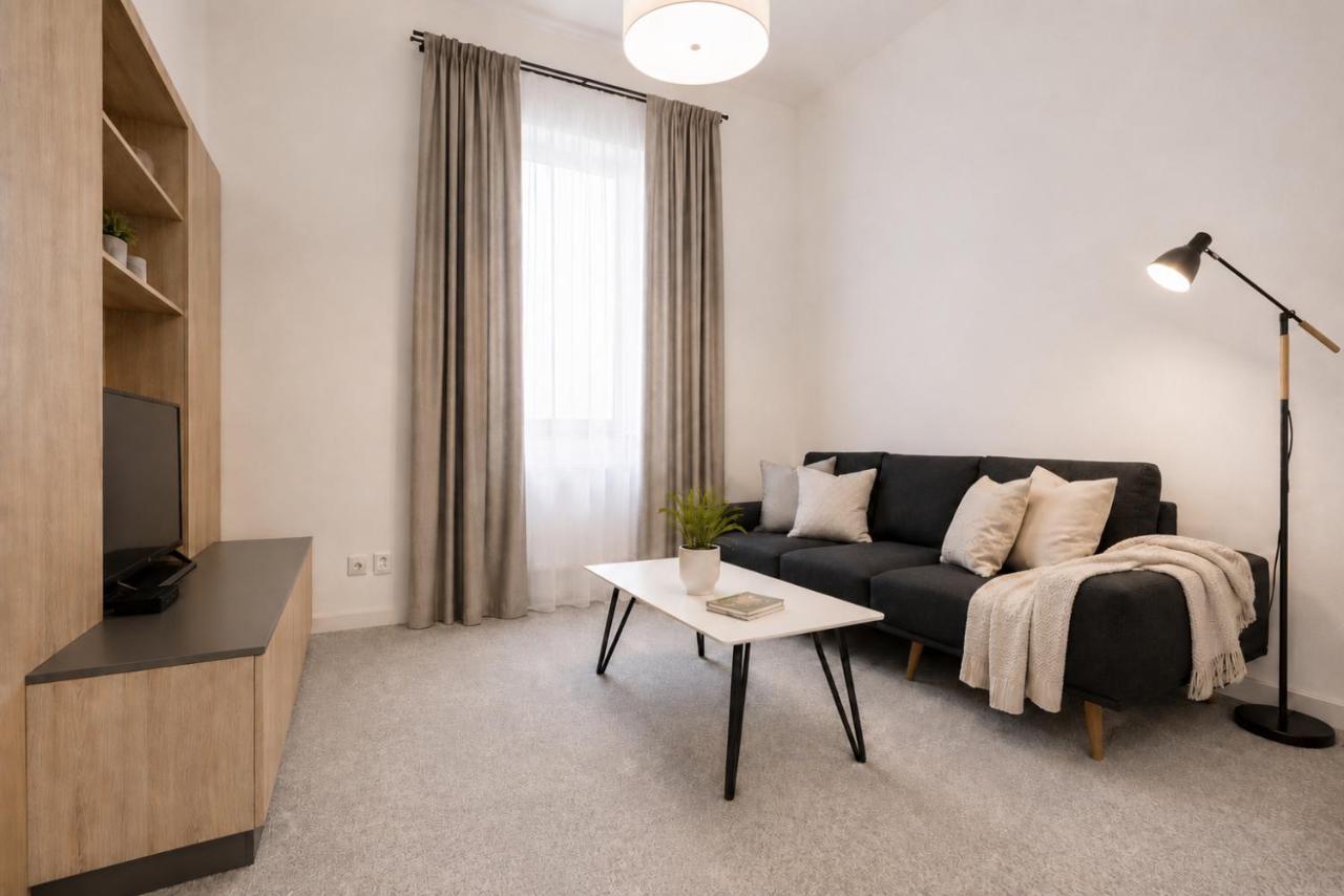 ALURE RESIDENCES 2 - 24h self check-in & private parking next to the apartment building included, CITY CENTER right on SNP Square in a quiet passage, new building, best deal in town - Chambres d'hôtes Banská Bystrica