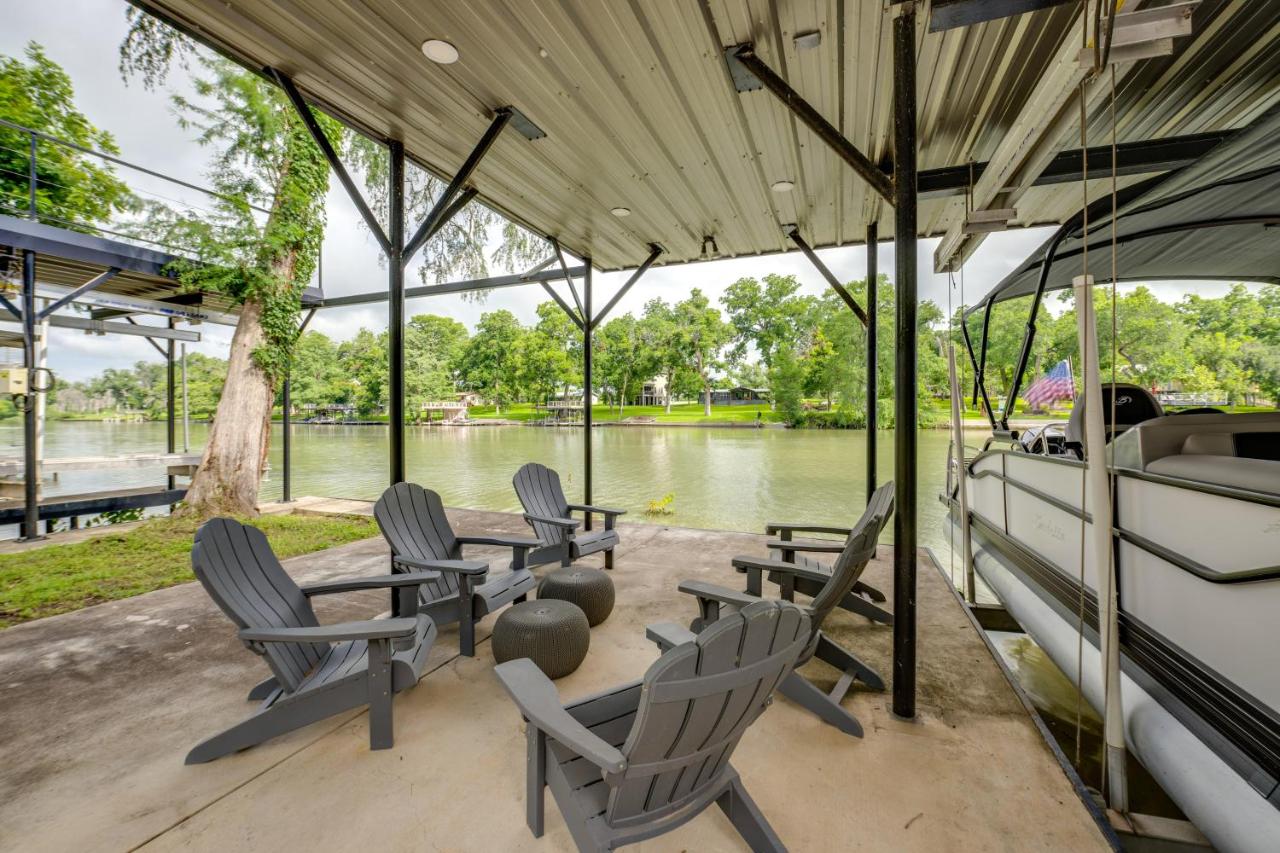 Outdoor Entertainment Space: Home in McQueeney - Bed and Breakfast McQueeney