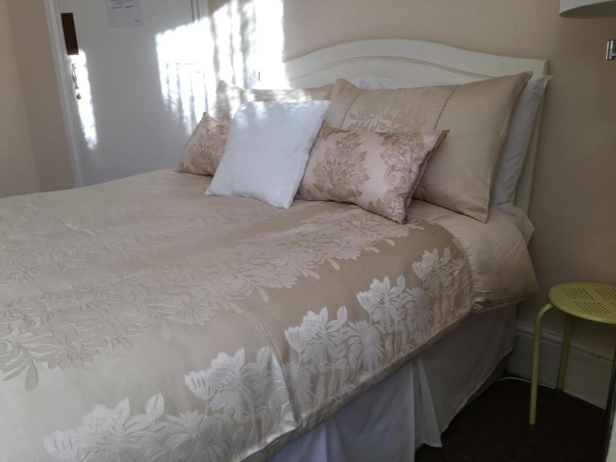 B&B Southend-on-Sea - CARIS Guest House - Bed and Breakfast Southend-on-Sea