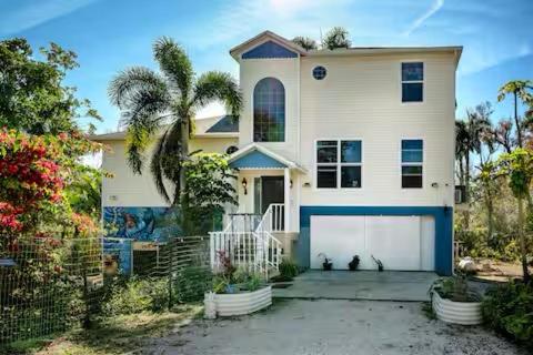Magic Jungle Farm - Working Exotic Fruit Farm Stay with Butterfly Gardens, Wooded Trails & Beaches - B&B Bradenton