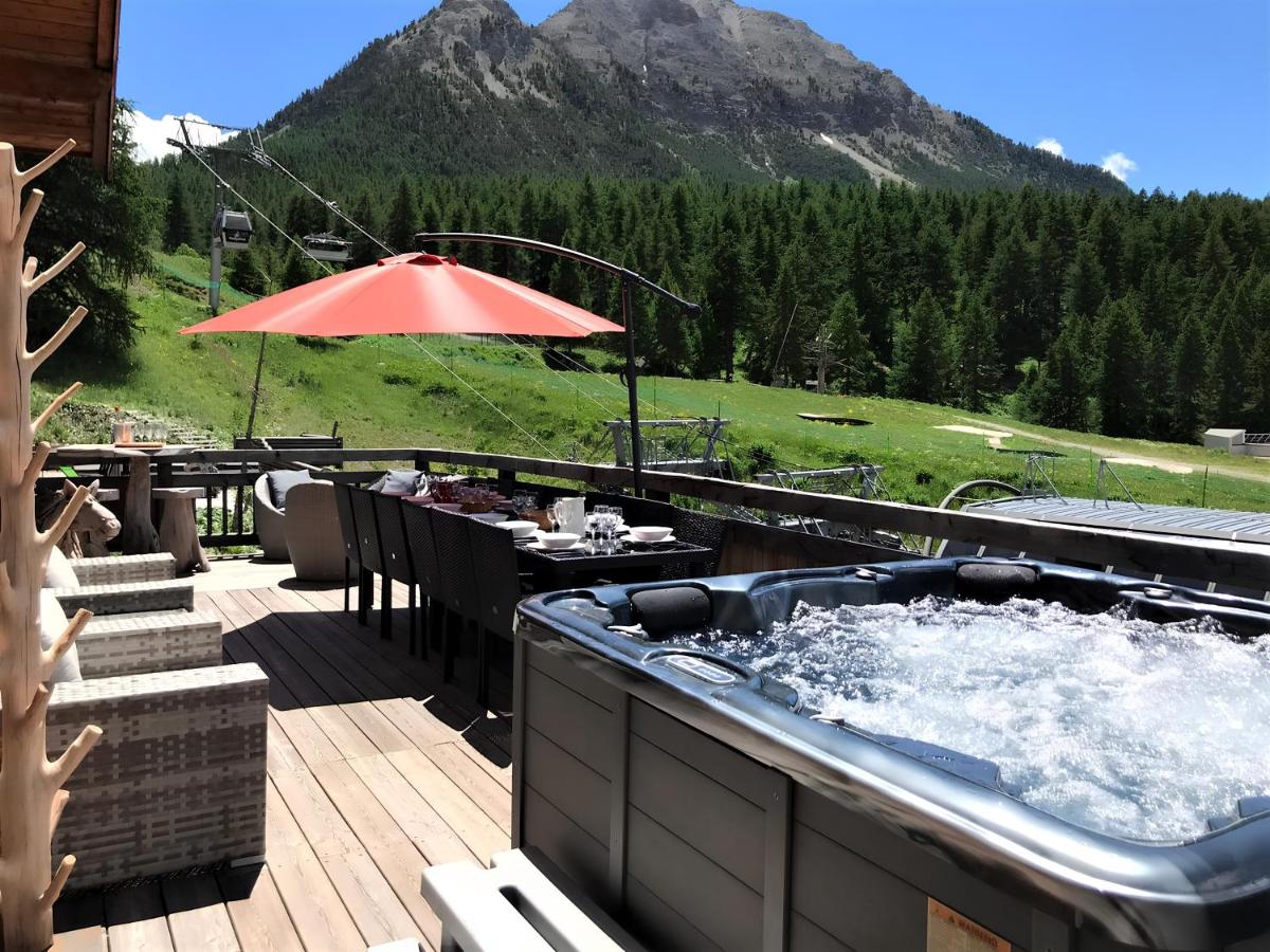 Slope-Side Chalet w/Jacuzzi, Home Cinema, for 16 Guests - B&B Montgenèvre