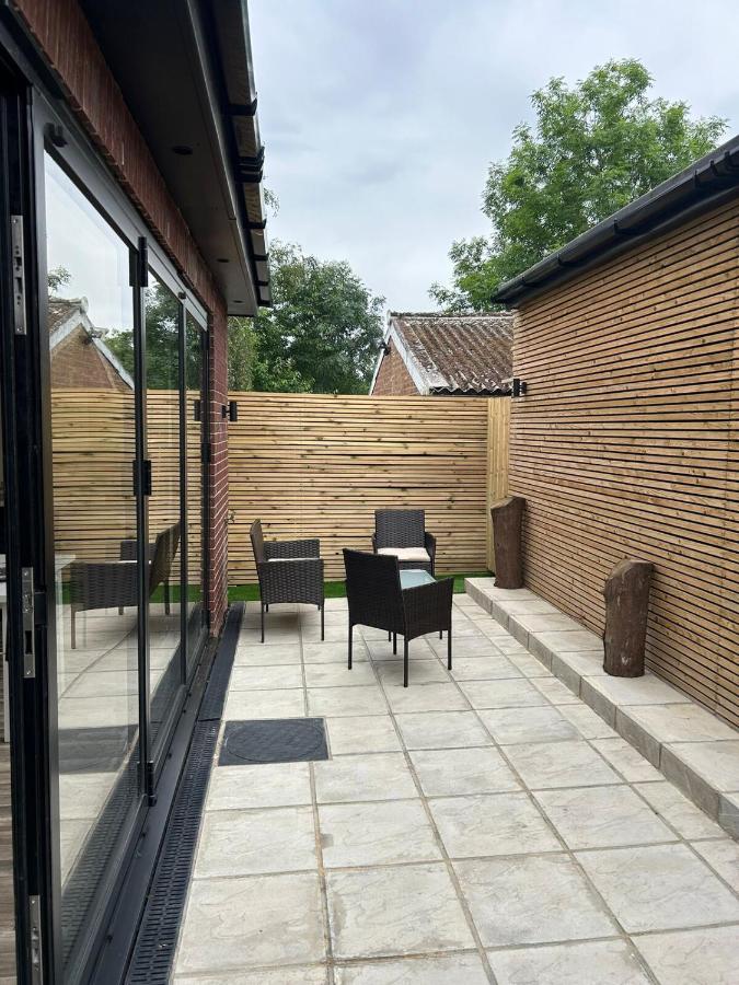 Beautiful Studio Flat - Ferienwohnung Woodford