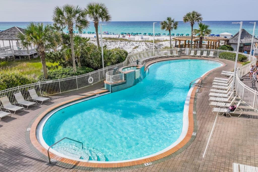 Beachfront with a heated pool & a spa - B&B Destin