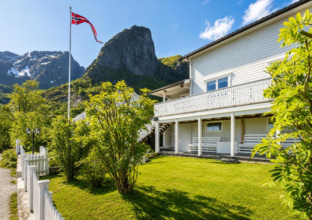 Reine Lofoten Retreat with Stunning Fjord Views - Chambres d'hôtes Moskenes