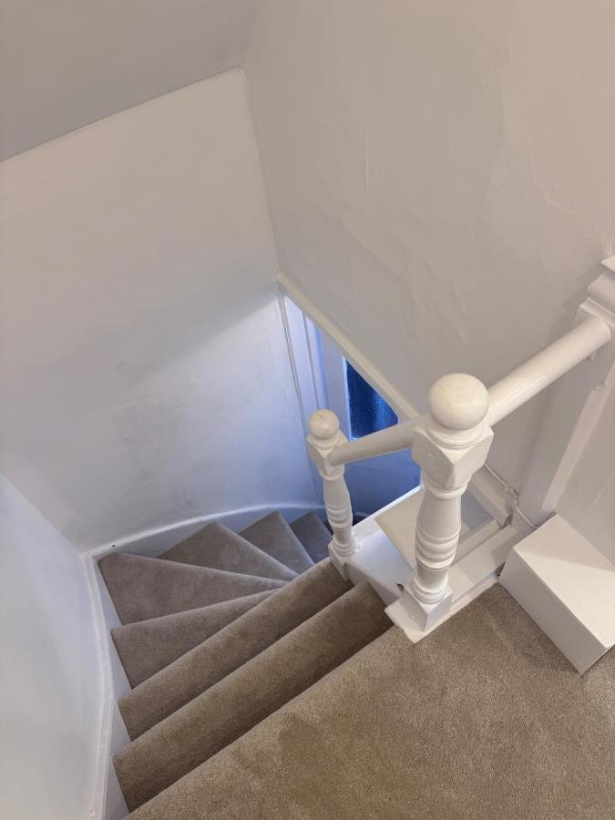 Historic High St Flat with Peaceful Garden Retreat - B&B Stony Stratford