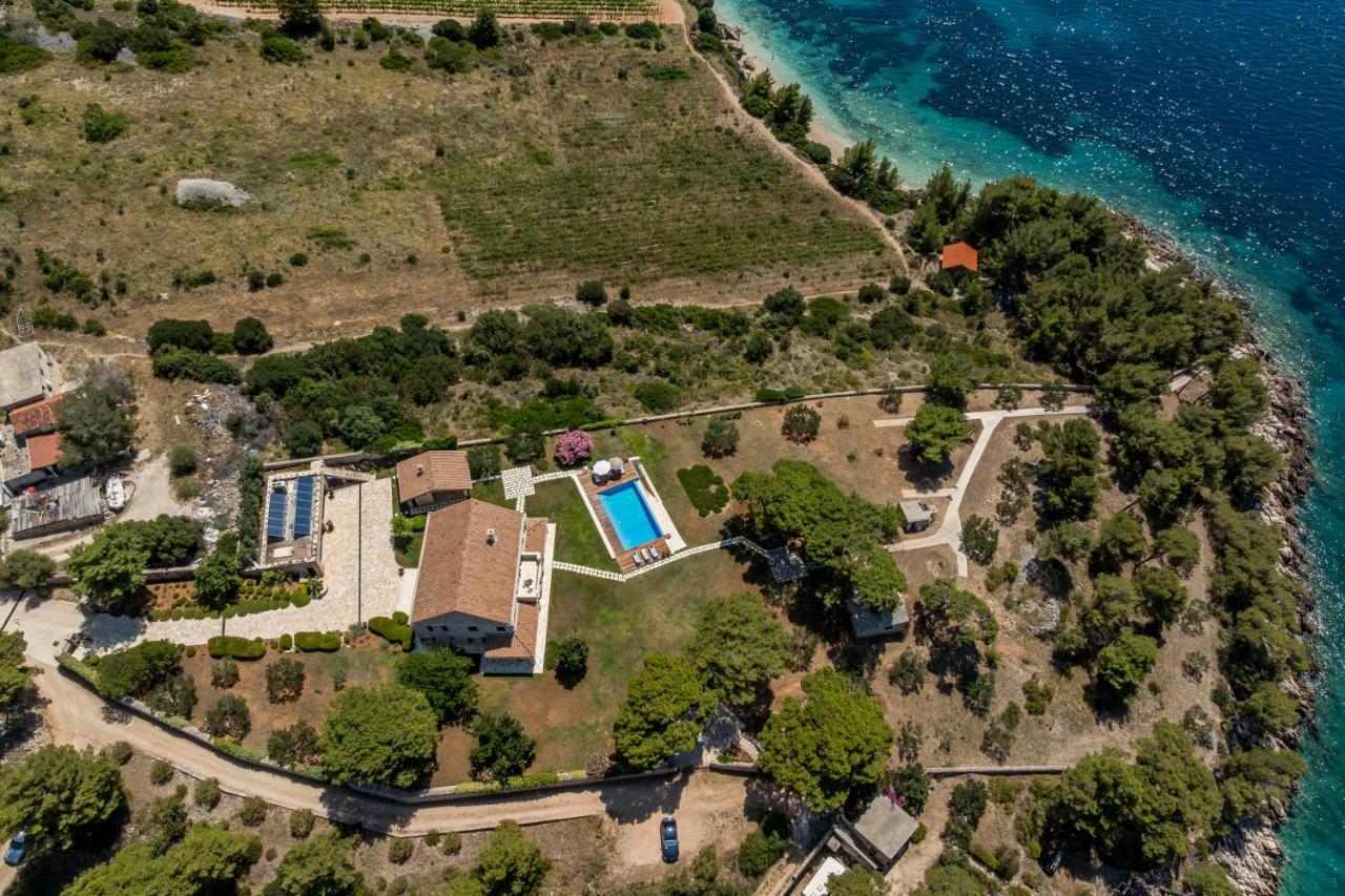 Villa Avola in Bol Exclusive Beach Access - Bed and Breakfast Bol