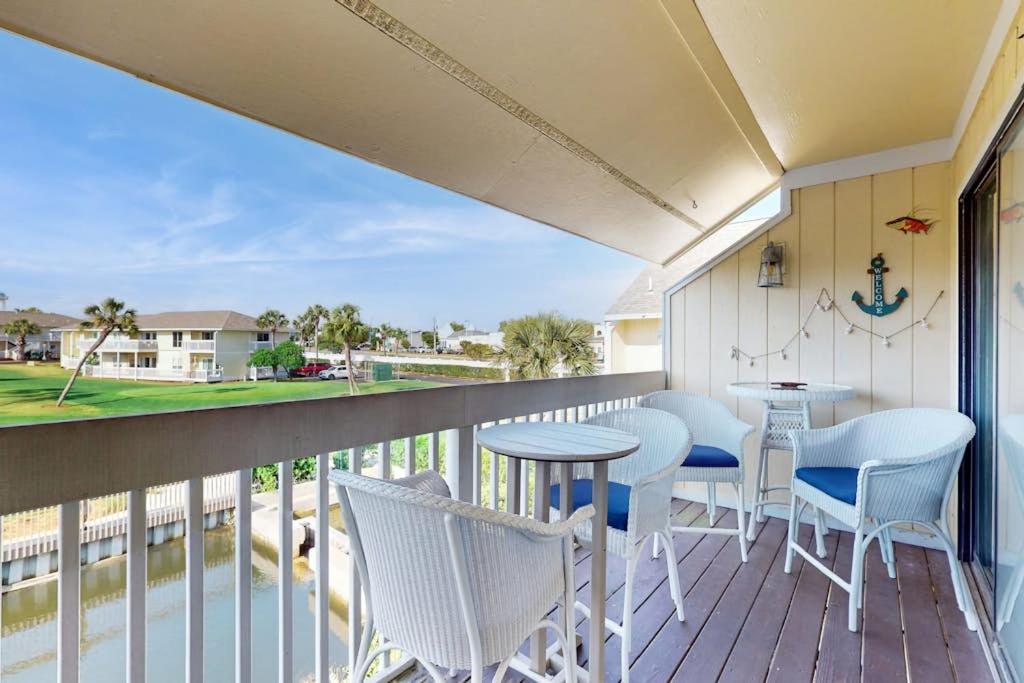 Waterfront condo in private beach resort best free amenities in Destin - B&B Destin