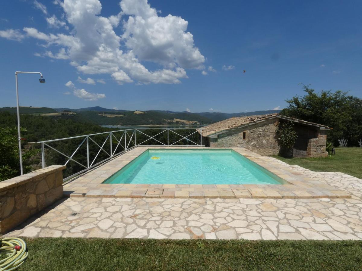 SCAPPO IN UMBRIA, casale al lago - B&B Corbara