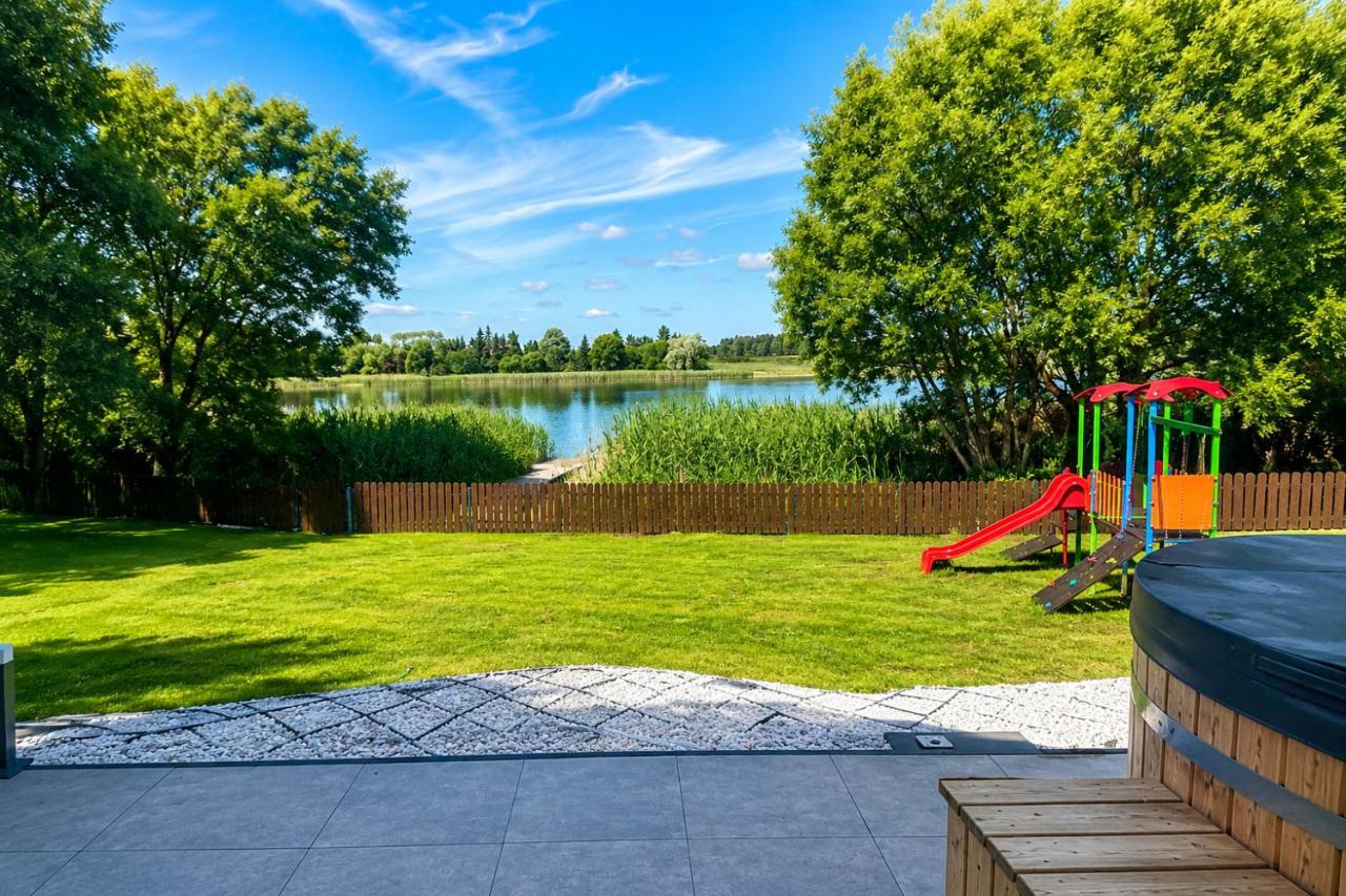 Nad Samą Wodą Villa Luksusowy dom nad Jeziorem z prywatnym pomostem i jacuzzi - Chambres d'hôtes Pasym