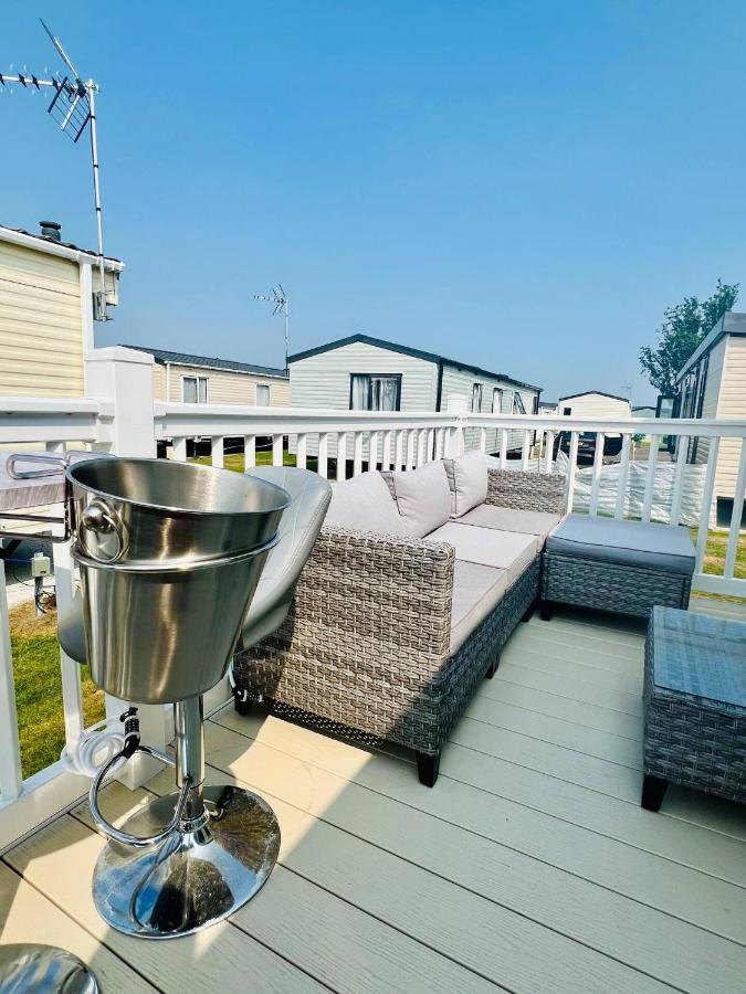 Luxury Caravan in NEWLY Renovated Park by Beach - B&B Saint Osyth