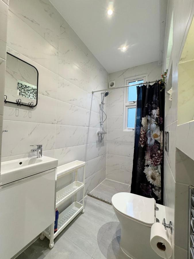 Spacious 2 Bed in Wembley Centre with FREE Parking - Chambres d'hôtes Londres