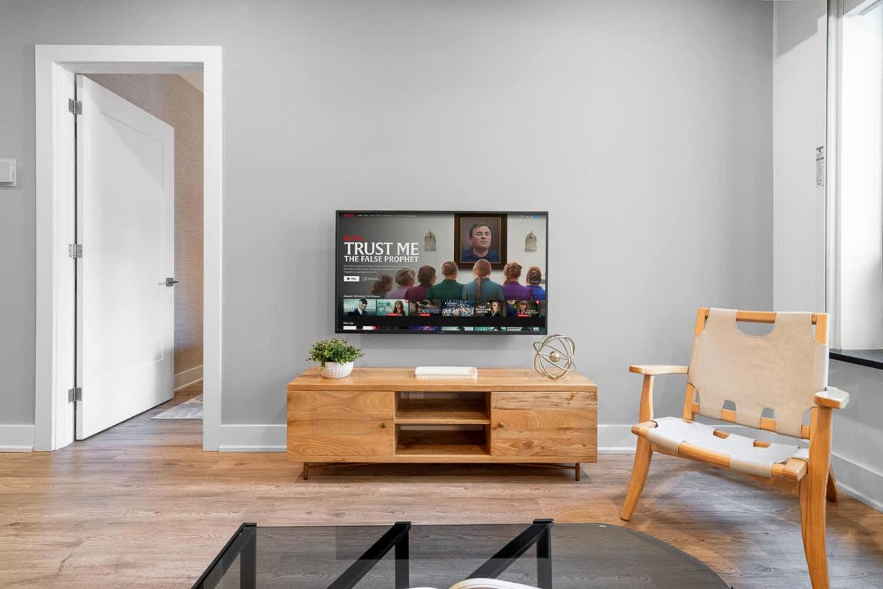 Modern City Retreat King Bed & Movie Nights - Ferienwohnung Toronto
