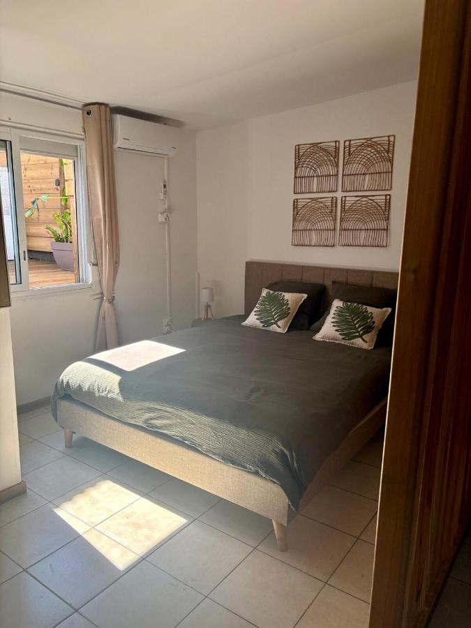 studio intimiste avec balnéotherapie privative L ÉCRIN DU JARDIN - B&B Saint-Denis