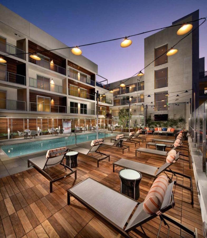 Bright Santa Monica 2-Bed Oasis with Pool, Gym & Views - Ferienwohnung Los Angeles