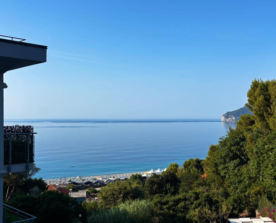 Azzurro Sea View Apartment with Parking and Balcony 5 min Walk to Beach - Chambres d'hôtes Bergeggi