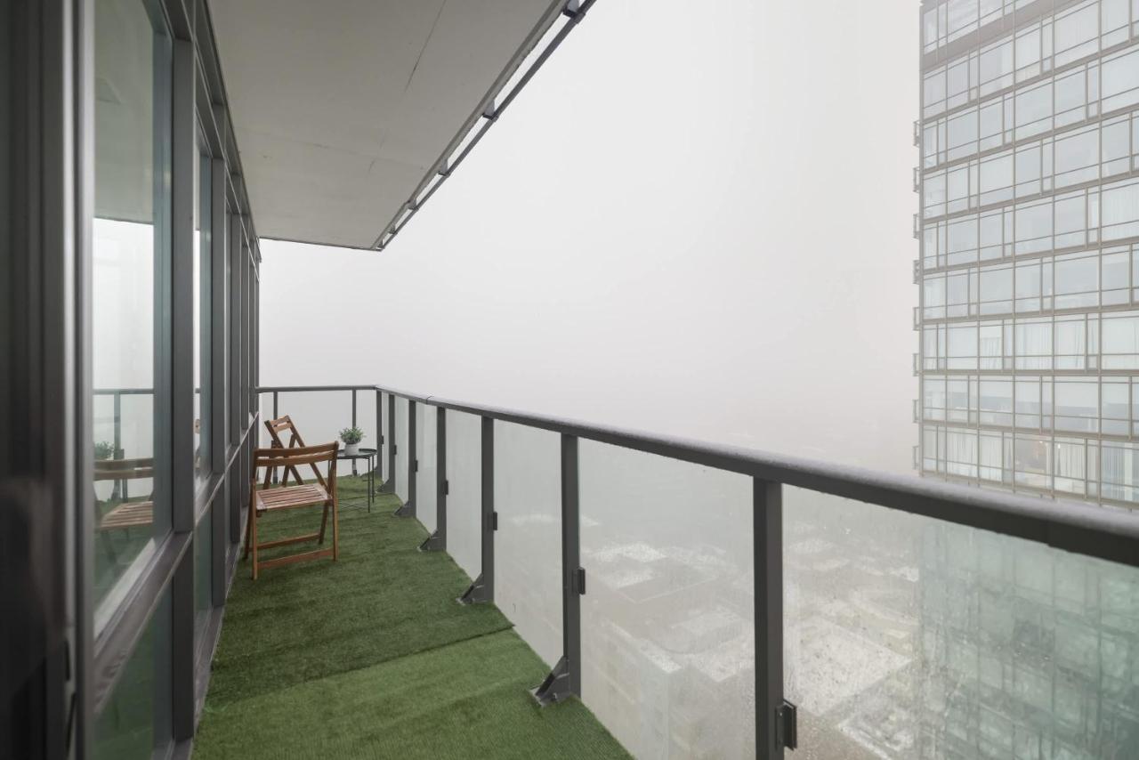 Designer Bay Street Condo Sleep 6 - B&B Toronto