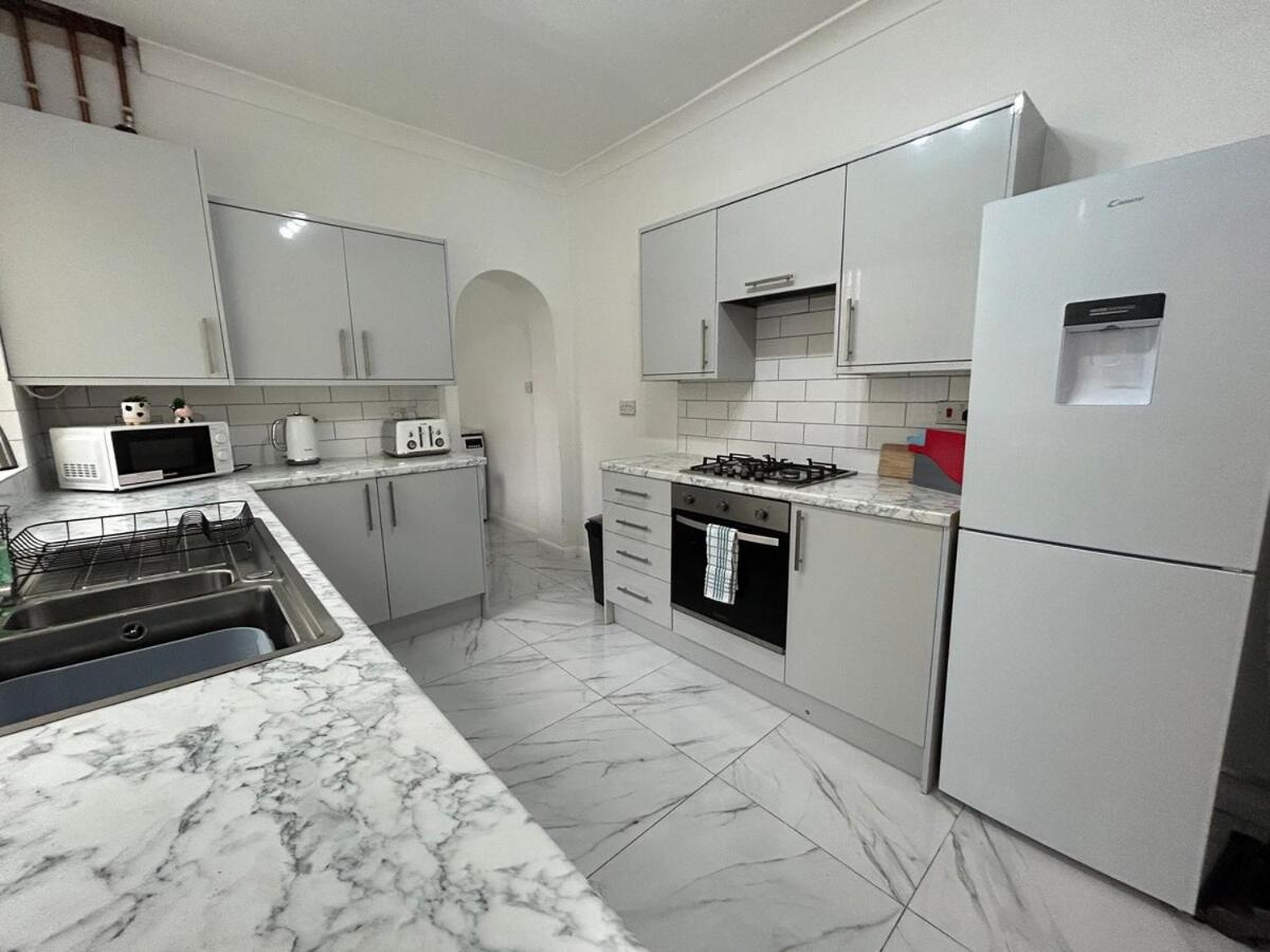 Modern & Spacious 3 Bedroom Home Sleeps 5 - B&B Crewe
