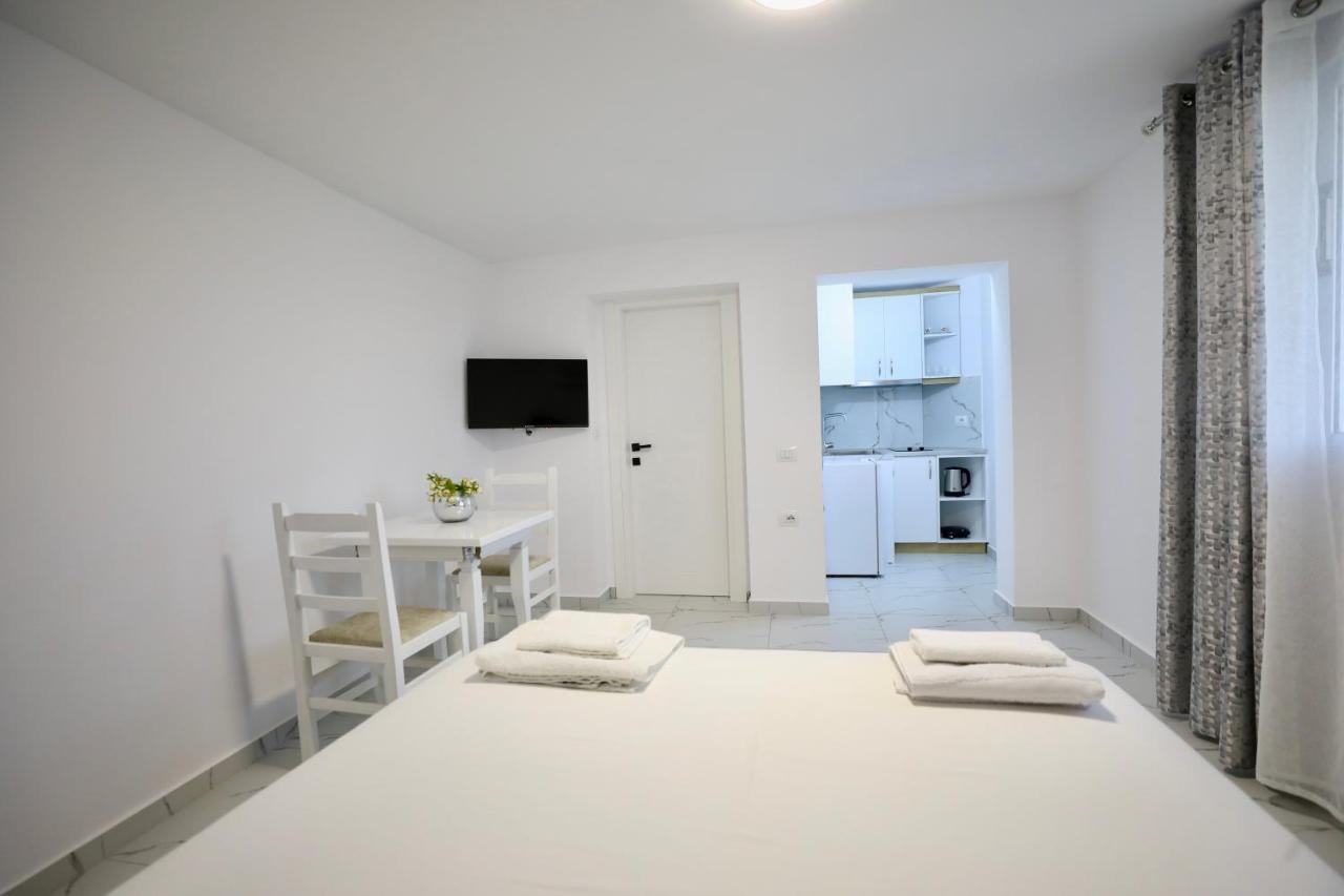 Redi Apartment Sea View - Chambres d'hôtes Saranda