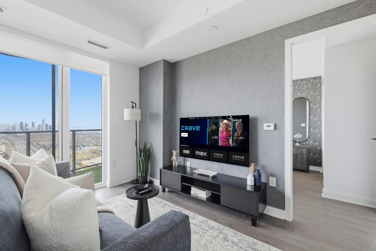 Chic 2BR Retreat Modern Comfort and Prime Location - B&B Toronto