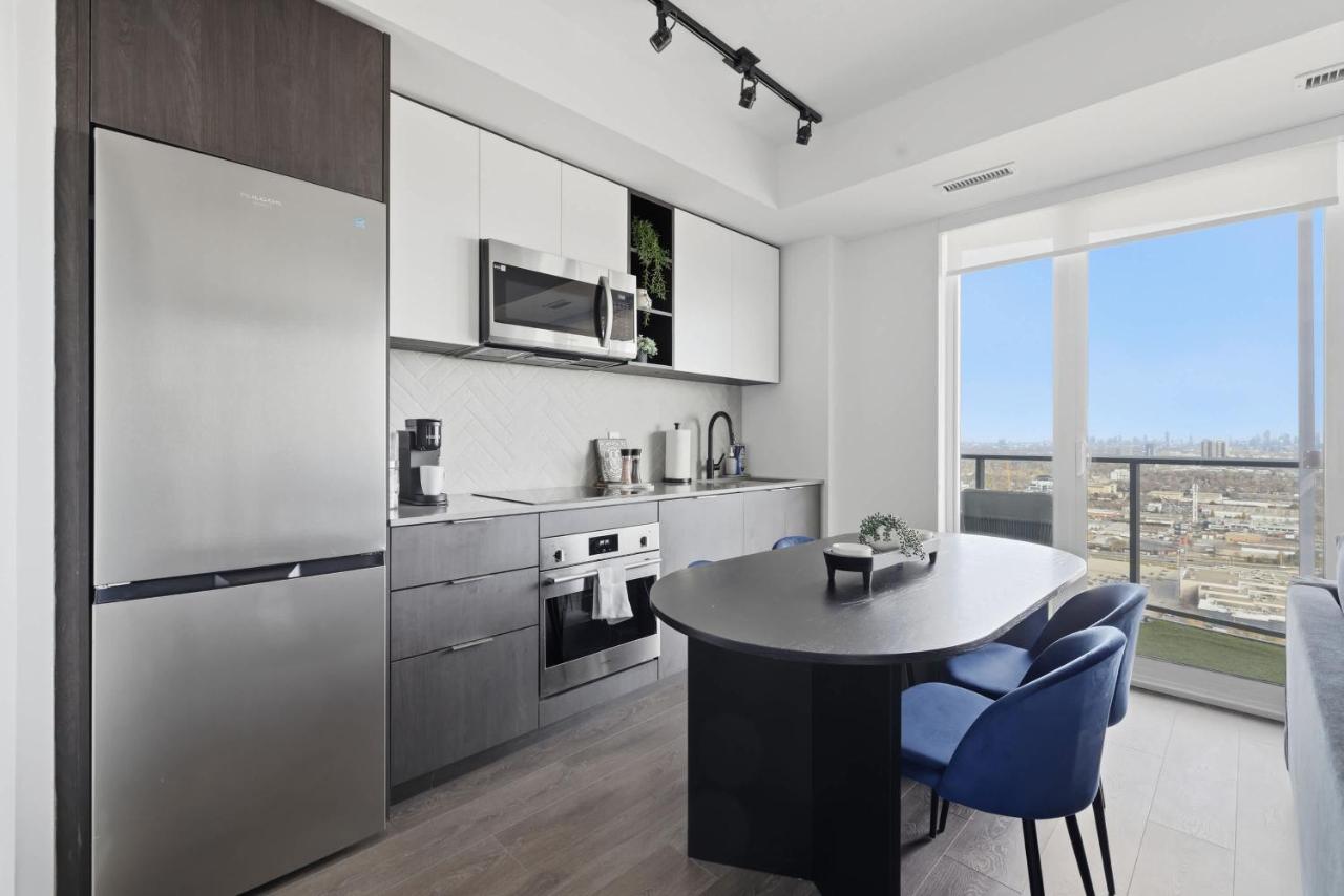 Chic 2BR Retreat Modern Comfort and Prime Location - B&B Toronto