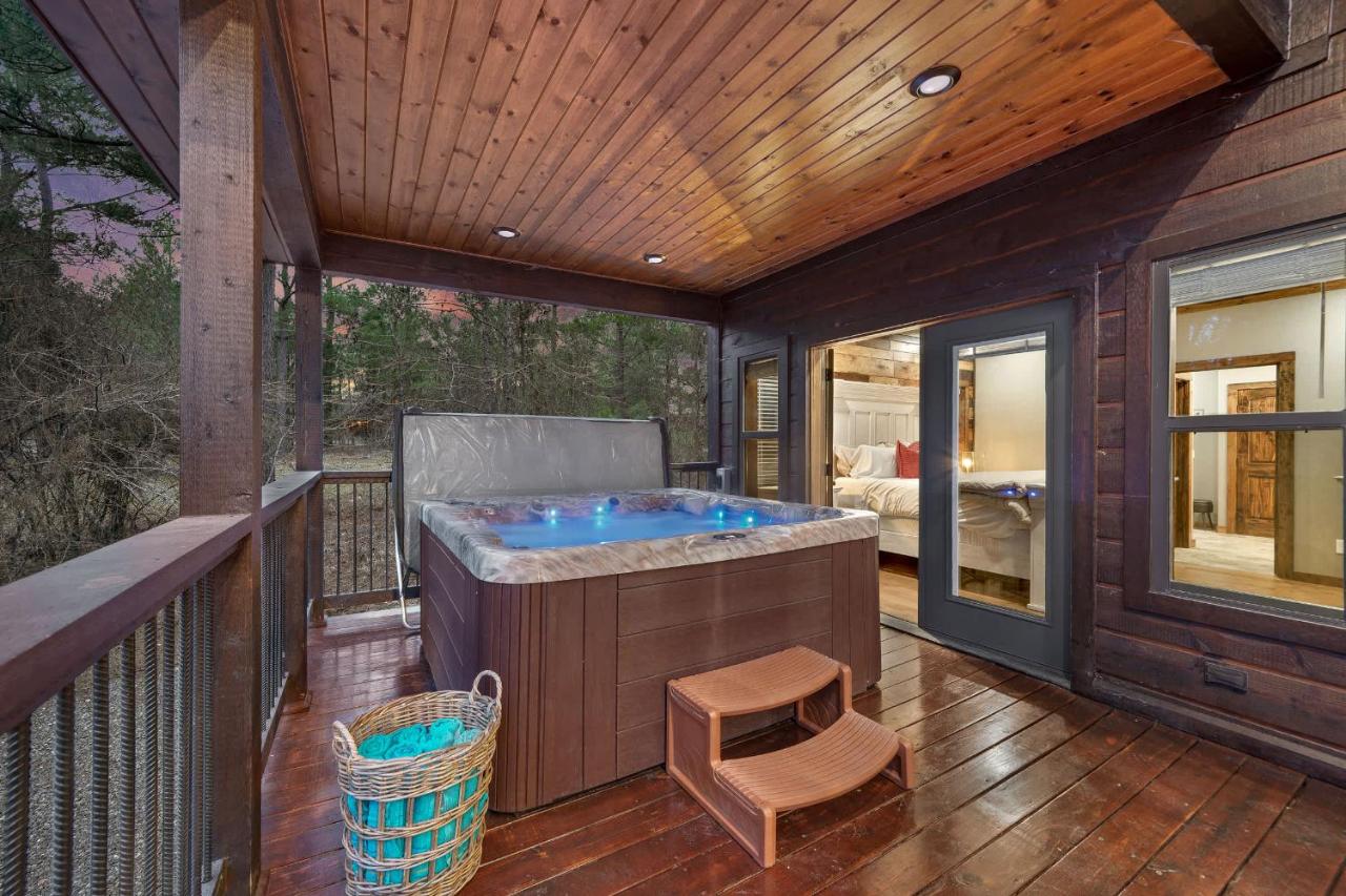 NEW Secluded Cabin Retreat w Loft + Hot Tub - B&B Broken Bow