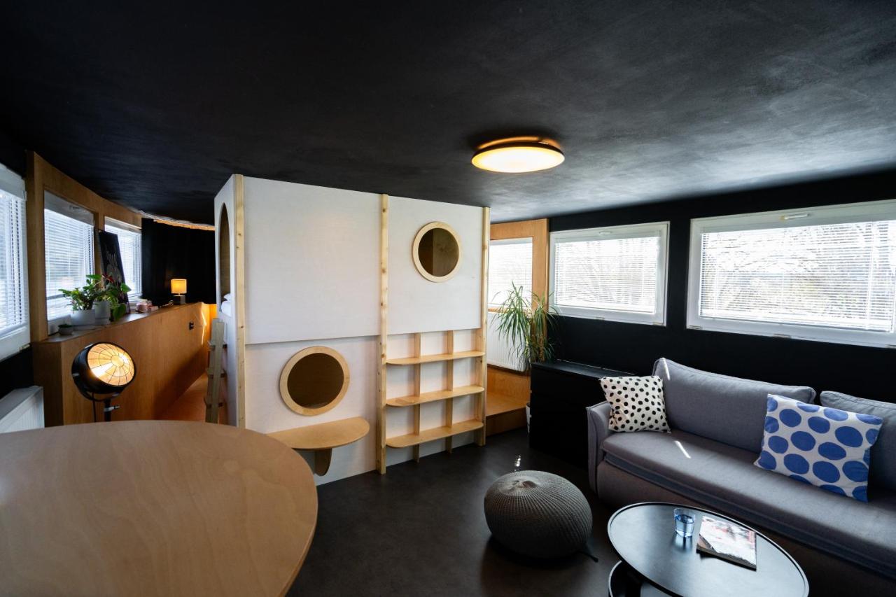 Unique Boat Apartments by Lake - Kajuta 1958 - Chambres d'hôtes Námestovo