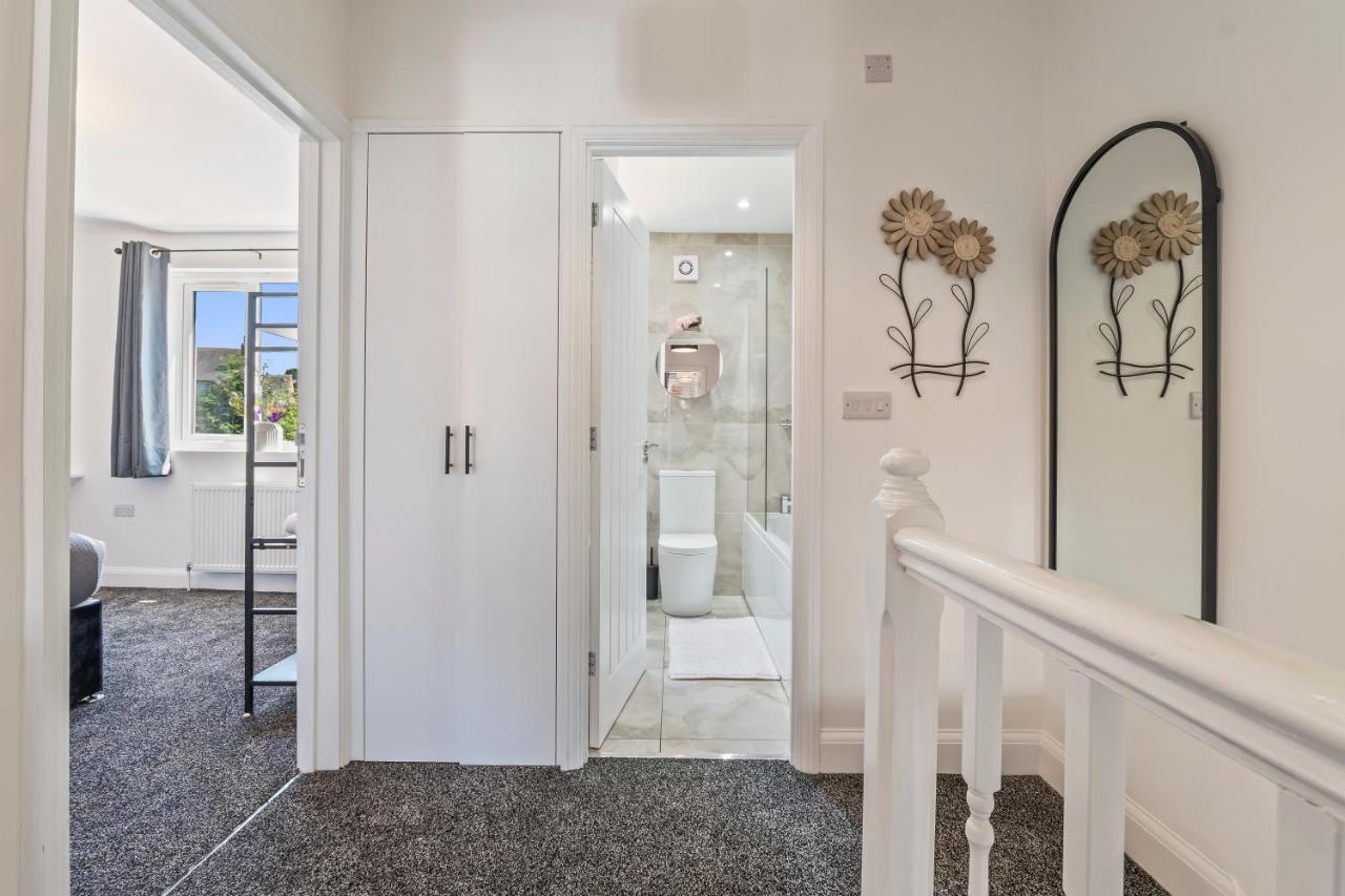 'The Signature Bay House' - A Stunning Luxury 4-Bedroom House with Private Garden & Patio - Free Parking - Ferienwohnung Northampton