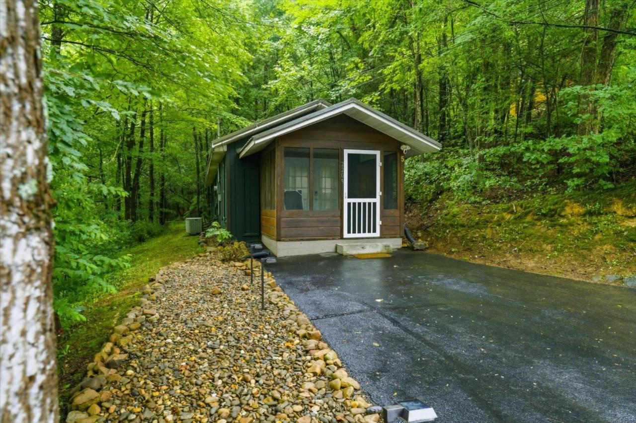 Firefly Inn near Dollywood, Island, LeConte - B&B Pigeon Forge