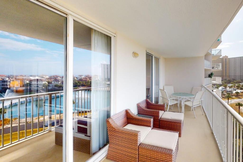 Lake-view 5th-floor resort condo with outdoor pool gym balcony & washer & dryer - B&B Destin