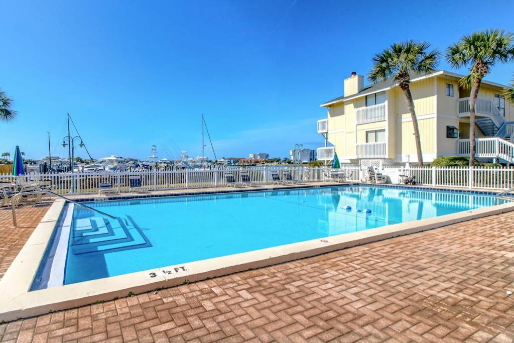 Dog-friendly charming beach condo with pool hot tub sauna deck & water access - B&B Destin