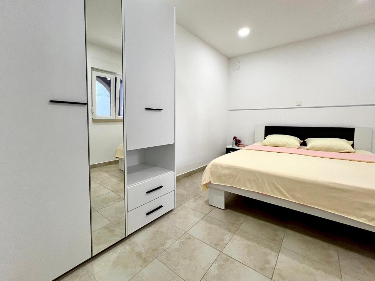 Tesla - Ferienwohnung Budva