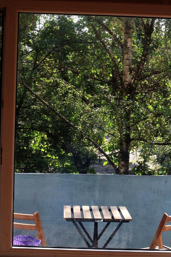 The Lindens Peaceful 1BR with Free Parking and Green Views - Chambres d'hôtes Sofia