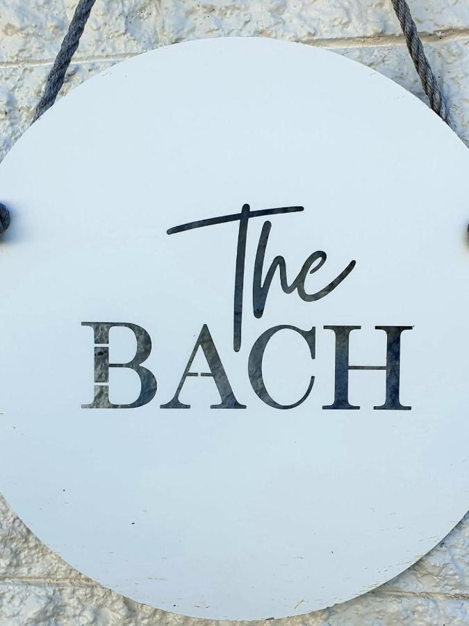 The Bach Nestled across the road from Pohara Beach - Chambres d'hôtes Pohara
